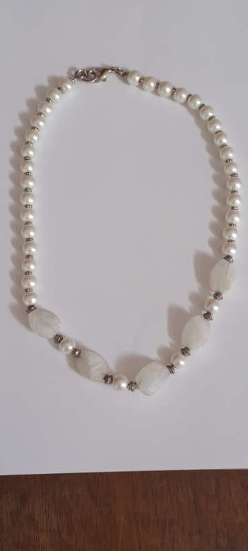 Stone and faux pearl necklace very pretty