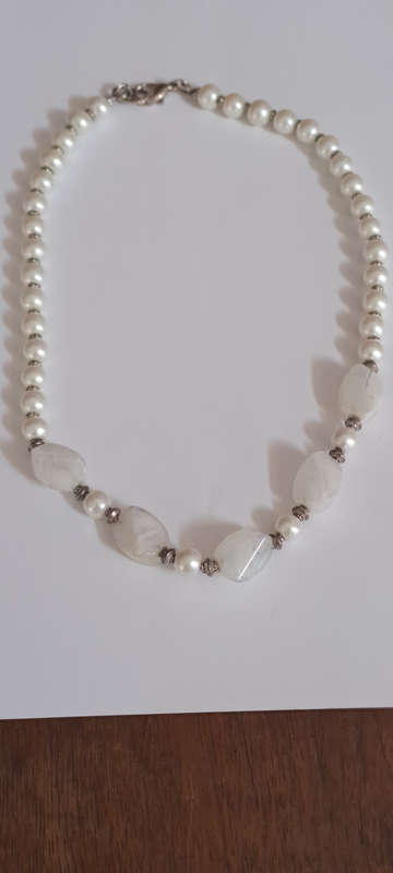 Stone and faux pearl necklace very pretty