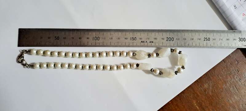 Stone and faux pearl necklace very pretty
