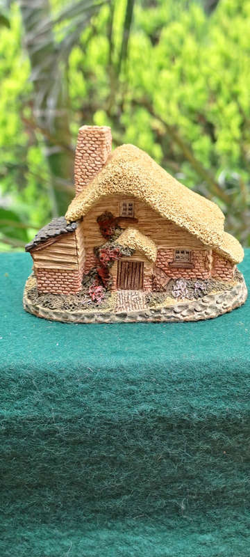 David winter  " Dover's Cottage" 1982 with certificate and original box