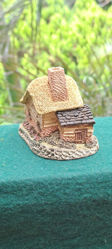 David winter  " Dover's Cottage" 1982 with certificate and original box