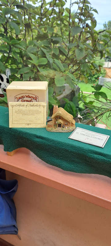 David winter  " Dover's Cottage" 1982 with certificate and original box