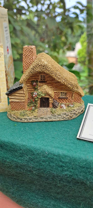 David winter  " Dover's Cottage" 1982 with certificate and original box