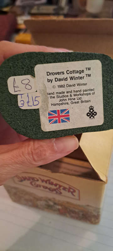 David winter  " Dover's Cottage" 1982 with certificate and original box