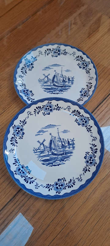 2 lovely Johnson Brothers plates diam 20.5cm like new