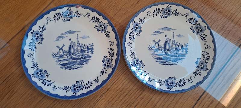 2 lovely Johnson Brothers plates diam 20.5cm like new