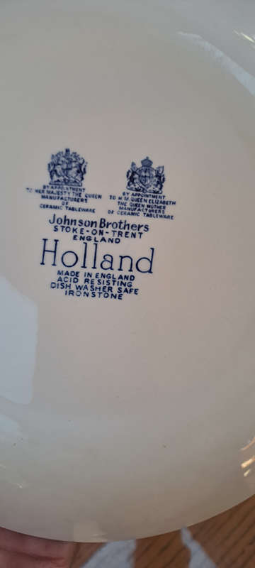 2 lovely Johnson Brothers plates diam 20.5cm like new