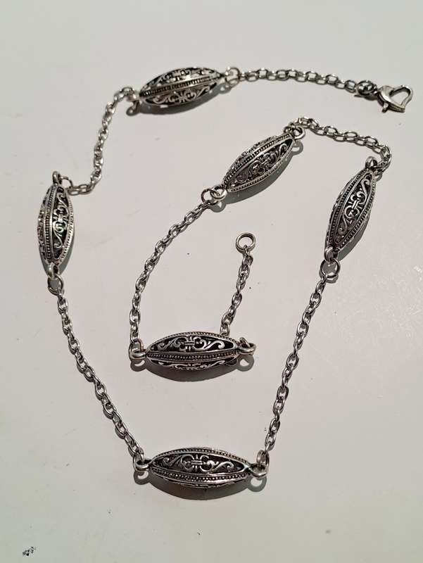 VERY PRETTY DETAILED SILVER TONED NECKLACE 65 CM GOOD CONDITION S/S