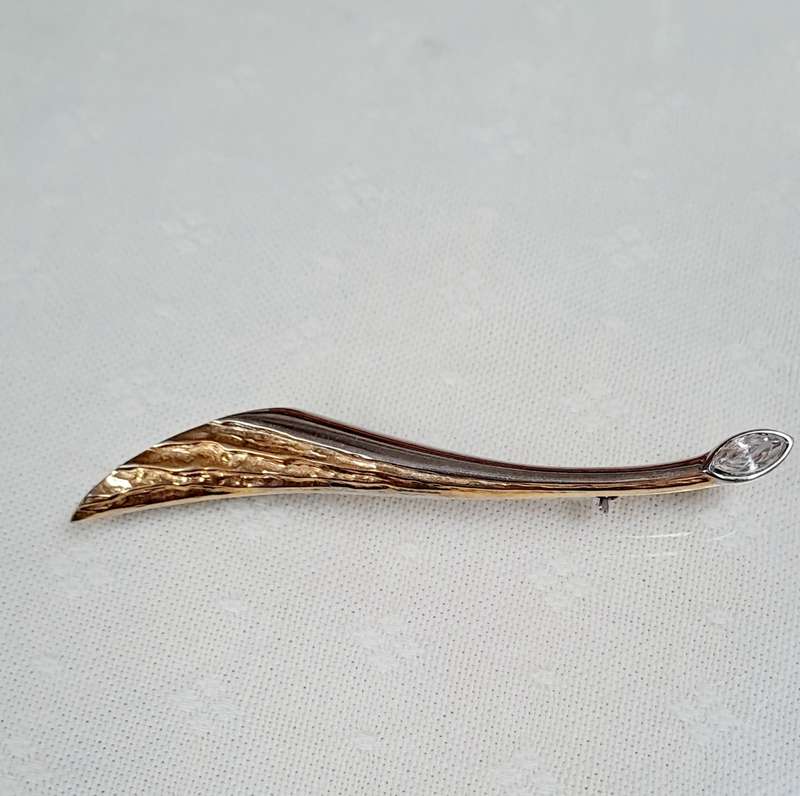 Beautiful vintage swirl bar brooch with gold and silver and stone