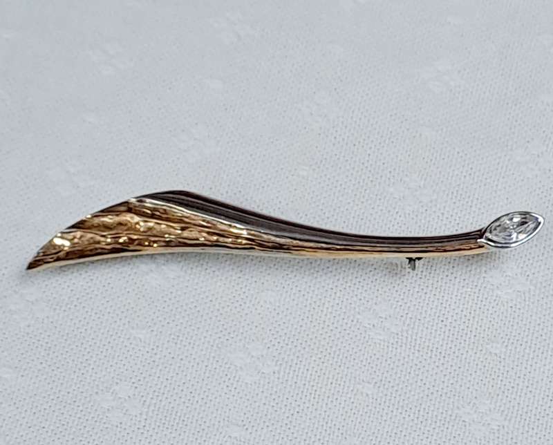 Beautiful vintage swirl bar brooch with gold and silver and stone