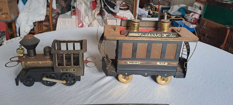 Vintage Locomotive and coach bar with 2  original decanters