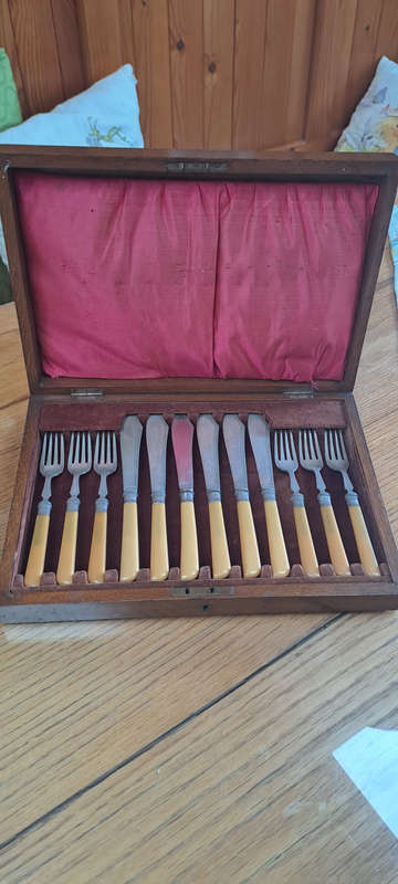 Lovely EPNS fish knives and forks in original oak box