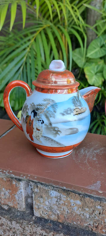 Kutani ware Japan fine white porcelain sugar pot and tea pot
