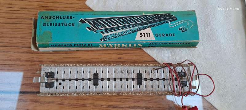 Märklin Ho boxed 5111 straight track feeder section each