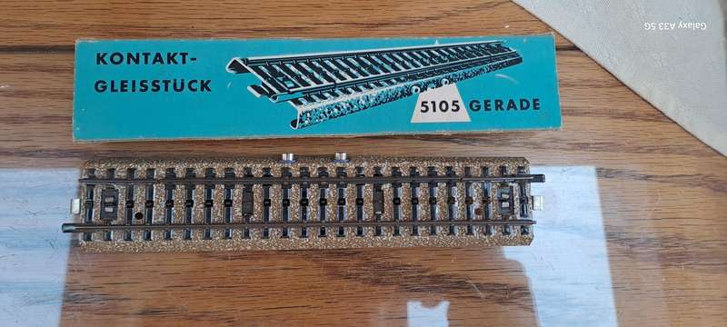 Märklin Ho boxed 5105 straight track feeder section each