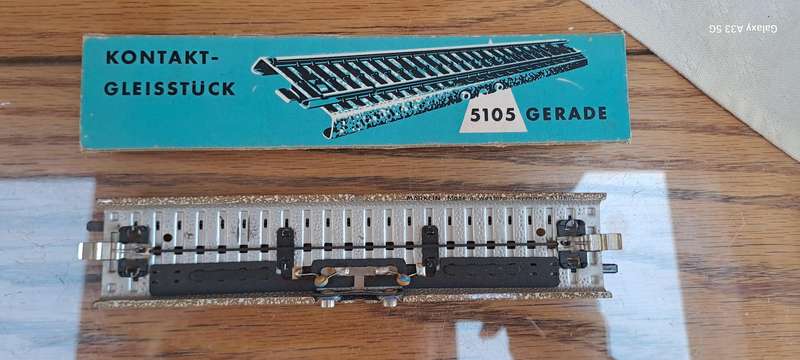 Märklin Ho boxed 5105 straight track feeder section each