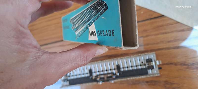 Märklin Ho boxed 5105 straight track feeder section each