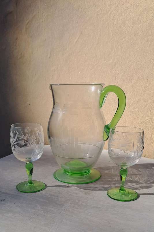 Art Deco green glass jug and 2 glasses