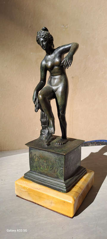 Bronze Venerina leaning against an amphora Neoclassical Period