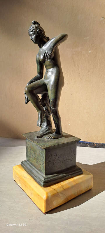 Bronze Venerina leaning against an amphora Neoclassical Period