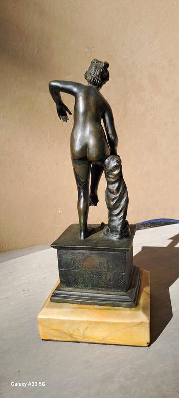 Bronze Venerina leaning against an amphora Neoclassical Period