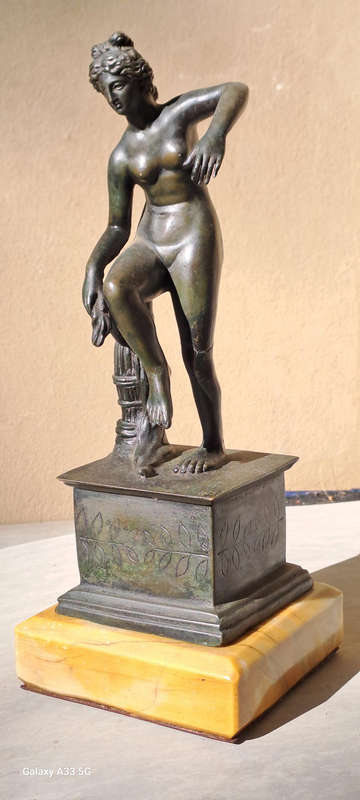 Bronze Venerina leaning against an amphora Neoclassical Period