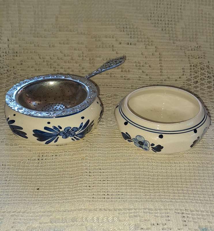 Delft tea strainer and extra cup