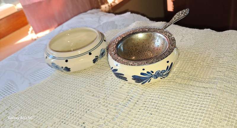 Delft tea strainer and extra cup