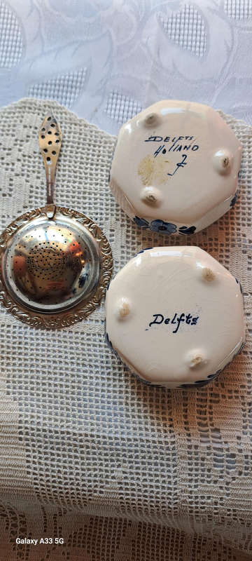 Delft tea strainer and extra cup