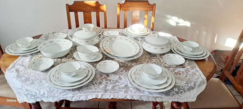 Noritake  Glenaire 2060 complete dinner service 6 place settings also available the tee/coffee set