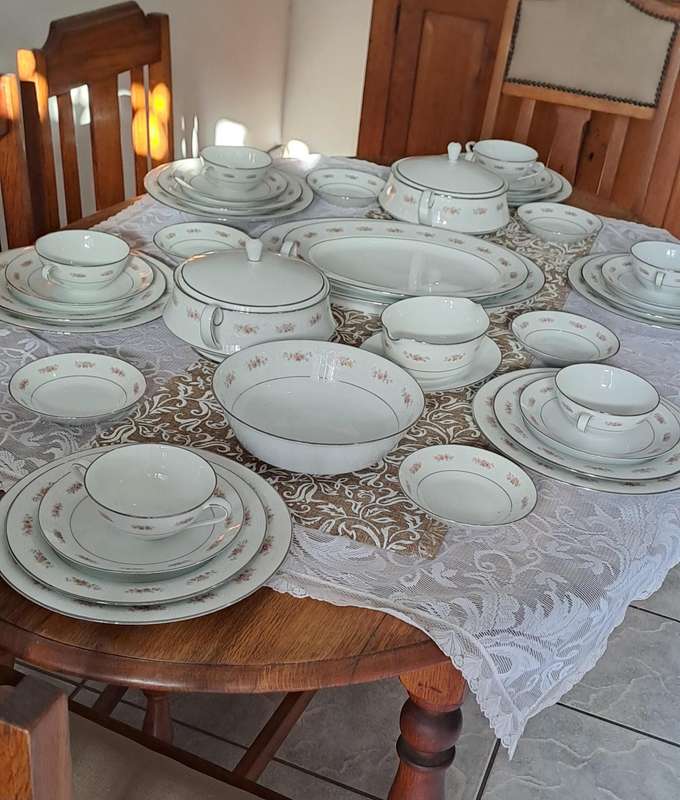 Noritake  Glenaire 2060 complete dinner service 6 place settings also available the tee/coffee set