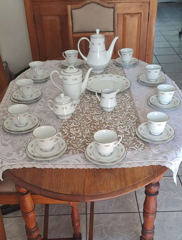 Noritake  Glenaire 2060 complete dinner service 6 place settings also available the tee/coffee set