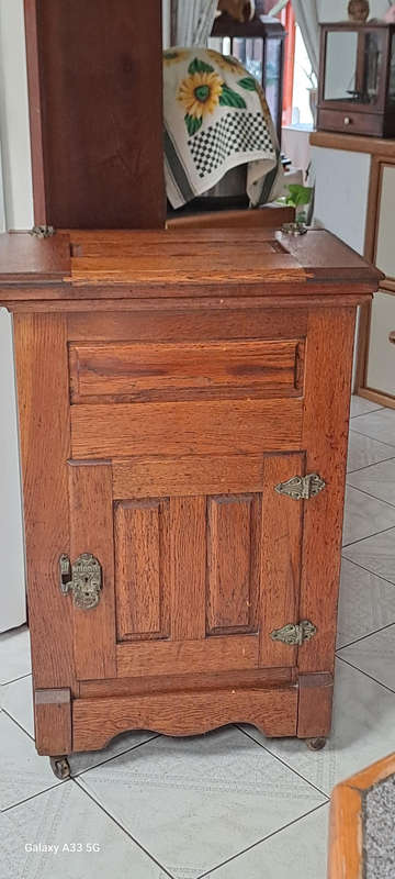 Antique Colonial Refrigerator/icebox/cooler "The Keyser Manufacturing co" oak excellent piece