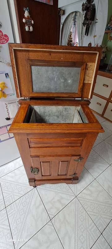 Antique Colonial Refrigerator/icebox/cooler "The Keyser Manufacturing co" oak excellent piece