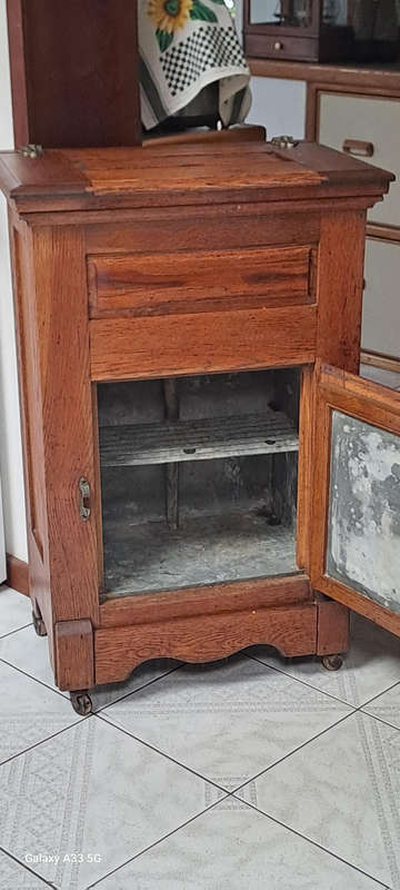Antique Colonial Refrigerator/icebox/cooler "The Keyser Manufacturing co" oak excellent piece