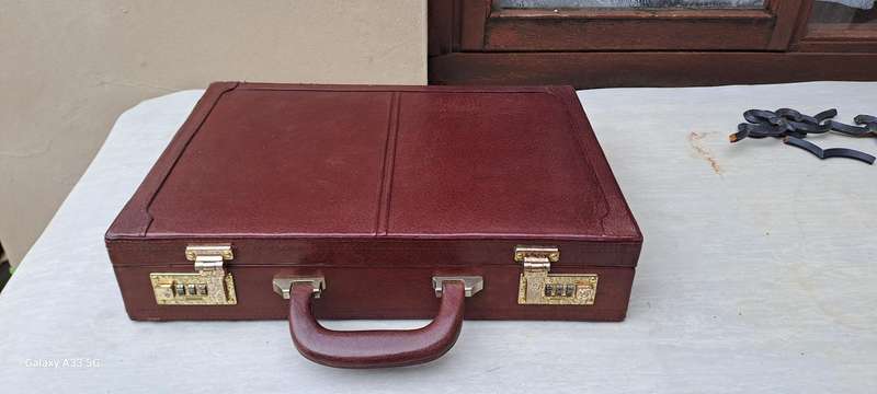 Lovely leather executive  vintage brief case burgundy brown