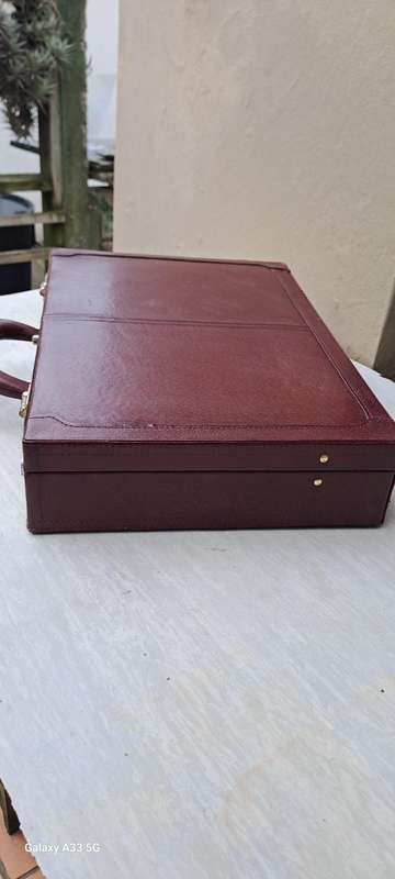 Lovely leather executive  vintage brief case burgundy brown