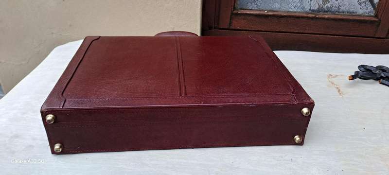 Lovely leather executive  vintage brief case burgundy brown