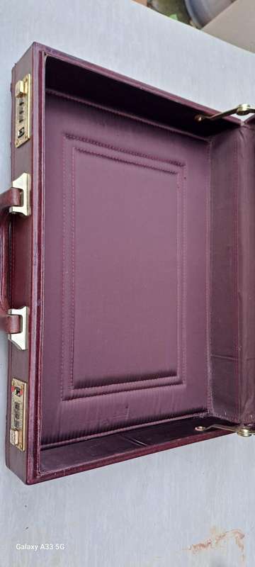 Lovely leather executive  vintage brief case burgundy brown