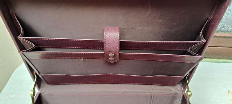 Lovely leather executive  vintage brief case burgundy brown