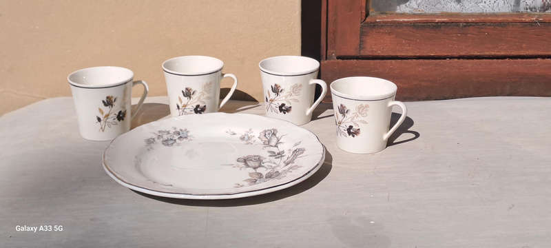 4 Beautiful coffee cups Constantia and a Huguenot rose cake plate