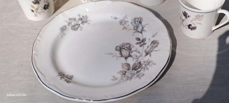 4 Beautiful coffee cups Constantia and a Huguenot rose cake plate