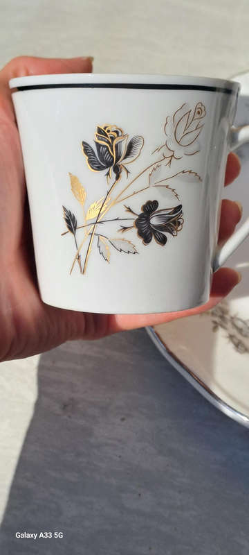 4 Beautiful coffee cups Constantia and a Huguenot rose cake plate