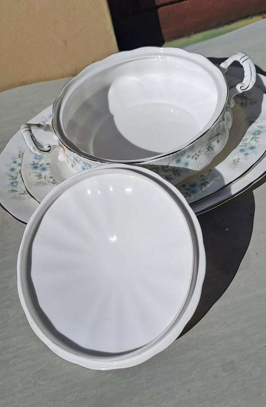 Paragon Debutante 2x large platters and 1x tureen no damage Beautiful