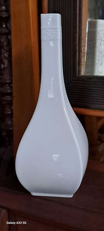 Elegant Vintage Kaiser Table Vase rare find