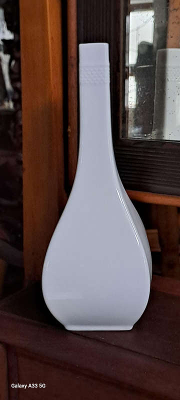 Elegant Vintage Kaiser Table Vase rare find