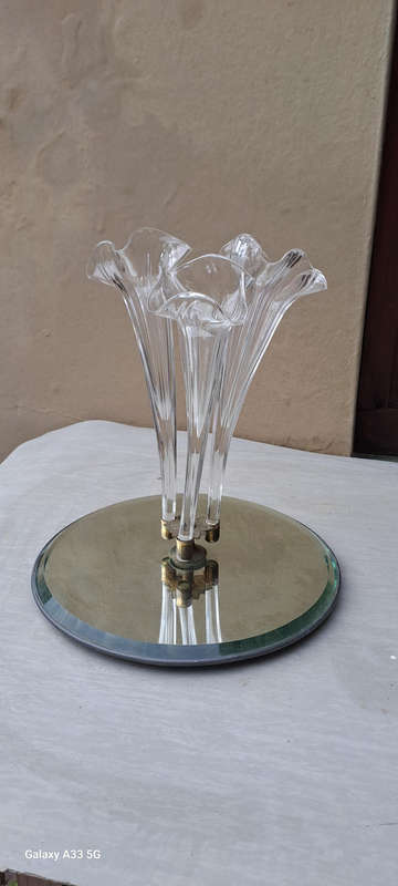 Late 19th century clear 3 trumpet glass and mirror Epergne Stunning