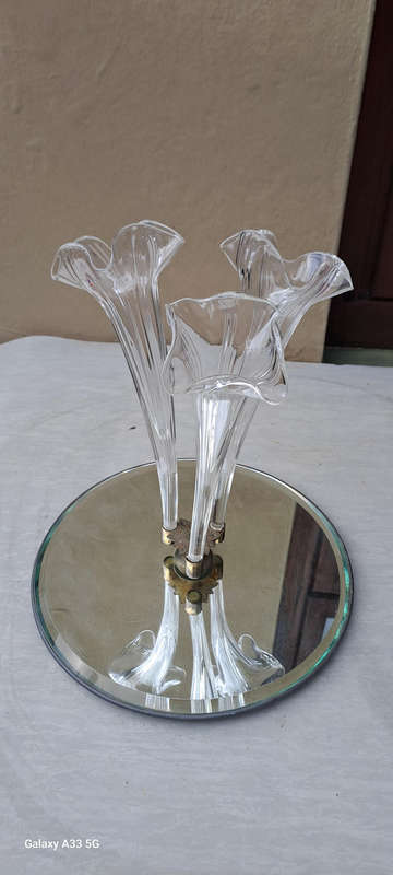 Late 19th century clear 3 trumpet glass and mirror Epergne Stunning