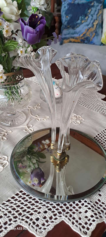 Late 19th century clear 3 trumpet glass and mirror Epergne Stunning