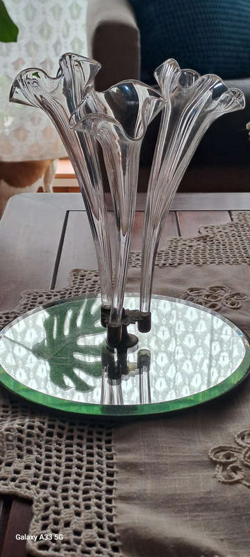 Late 19th century clear 3 trumpet glass and mirror Epergne Stunning
